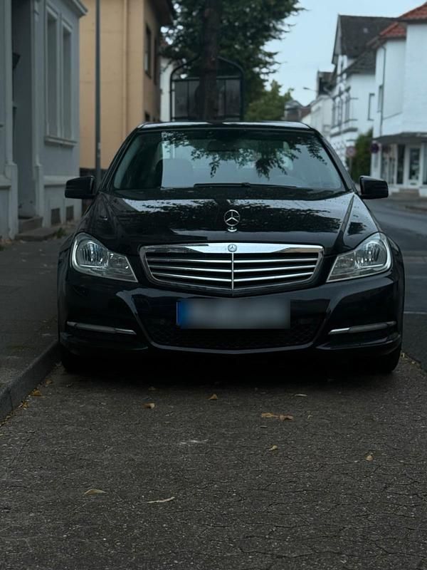 Schwarz Gebraucht 2011 Mercedes C180 Limousine | 11.000 € (Teuer) - Bild 1/4