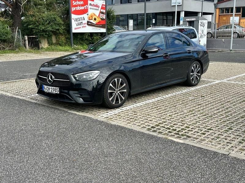 Schwarz Gebraucht 2023 Mercedes E220 AMG line Limousine | 49.000 € - Bild 1/4