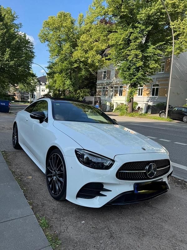 Weiß Gebraucht 2021 Mercedes E220 AMG Coupé | 40.500 € - Bild 1/4