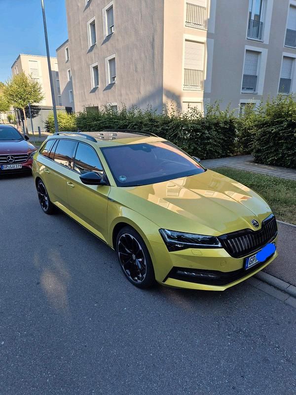 Gelb Gebraucht 2020 Skoda Superb Kombi | 21.000 € (Etwas zu teuer) - Bild 1/4