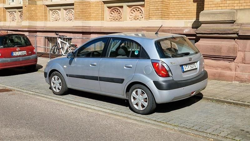 Usata Kia Rio 111 CV (81 kW) 2007 Argento Berlina