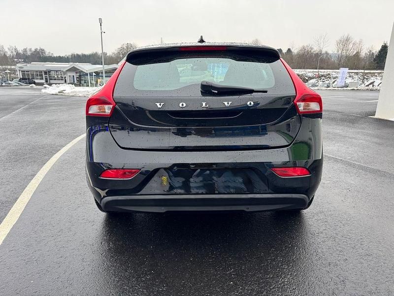 Gebraucht Volvo V40 Momentum 122 PS (89 kW) 2017 Schwarz Limousine