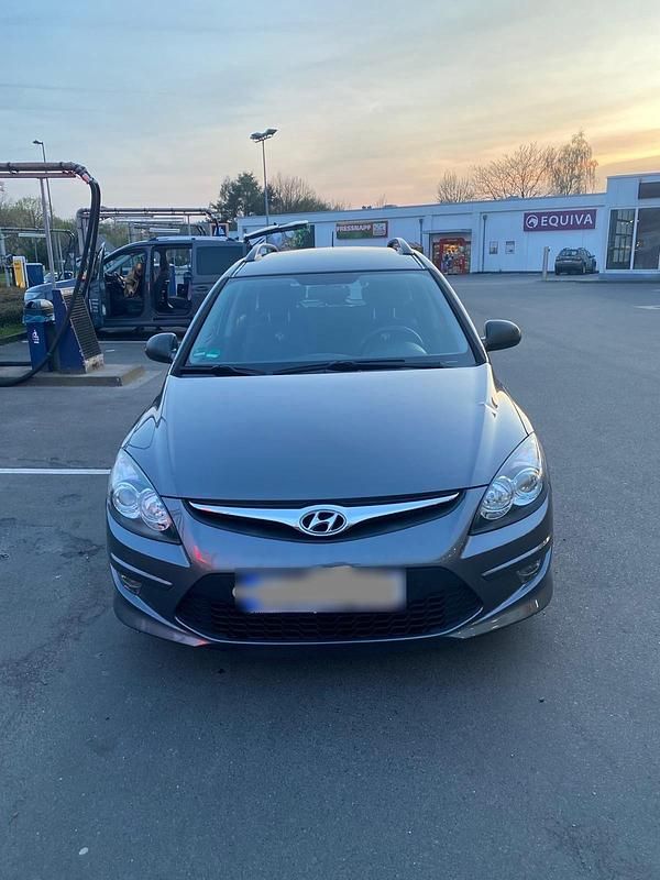 Gebraucht Hyundai i30 109 PS (80 kW) 2010 Grau Kombi