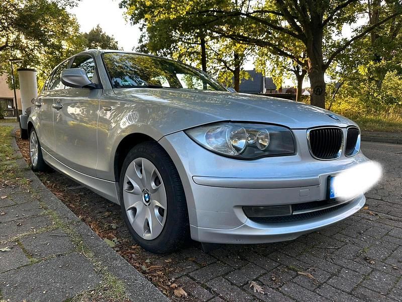 Grau Gebraucht 2010 BMW 116 Kleinwagen | 2.600 € (Guter Preis) - Bild 1/4