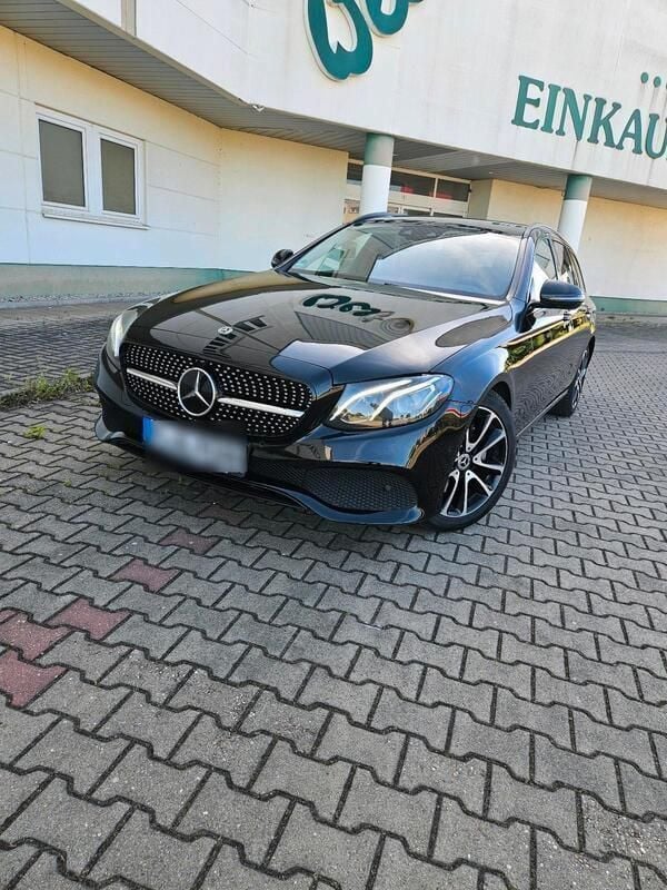 Schwarz Gebraucht 2018 Mercedes E220 Kombi | 24.900 € (Fairer Preis) - Bild 1/4