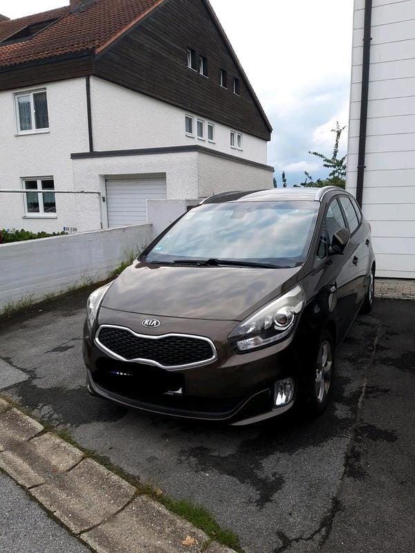 Braun Gebraucht 2015 Kia Carens Van / Kleinbus | 10.500 € (Fairer Preis) - Bild 1/4