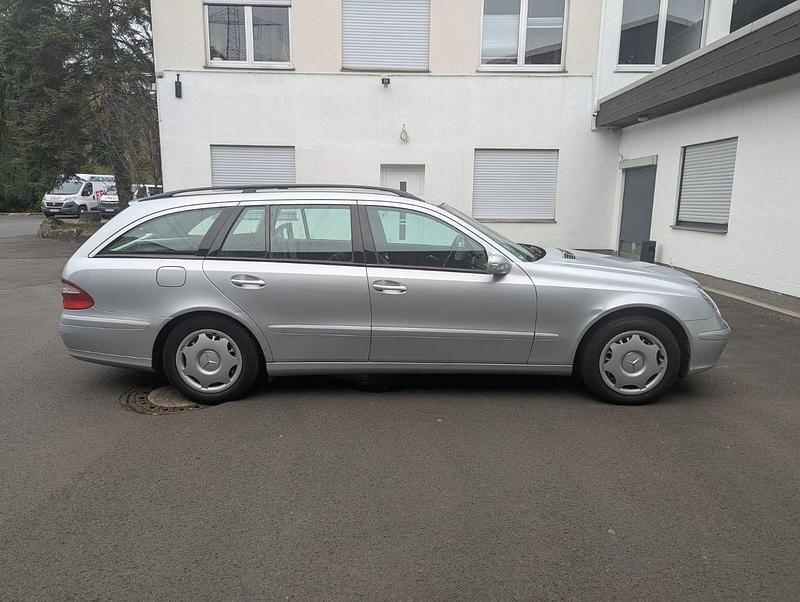 Silber Gebraucht 2005 Mercedes E280 Classic Kombi | 3.990 € (Fairer Preis) - Bild 1/4