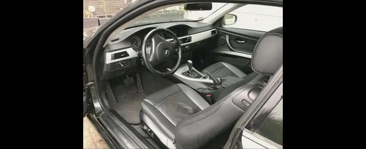 Gebraucht BMW 320 184 PS (135 kW) 2011 Schwarz Coupé