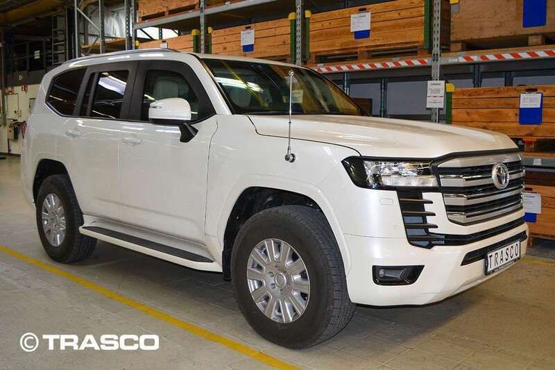 White pearl Neu 2025 Toyota Land Cruiser SUV | 380.800 € - Bild 1/4
