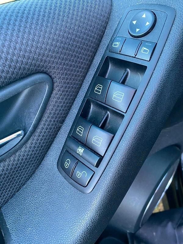 Gebraucht Mercedes B180 116 PS (85 kW) 2011 Schwarz Van / Kleinbus