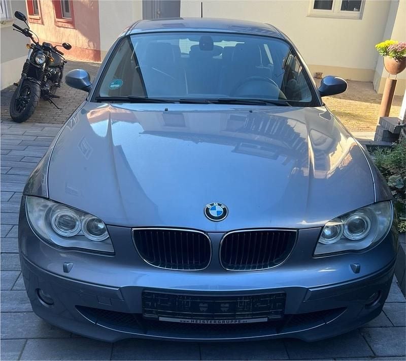 Grau Gebraucht 2004 BMW 120 Kleinwagen | 5.600 € (Fairer Preis) - Bild 1/4