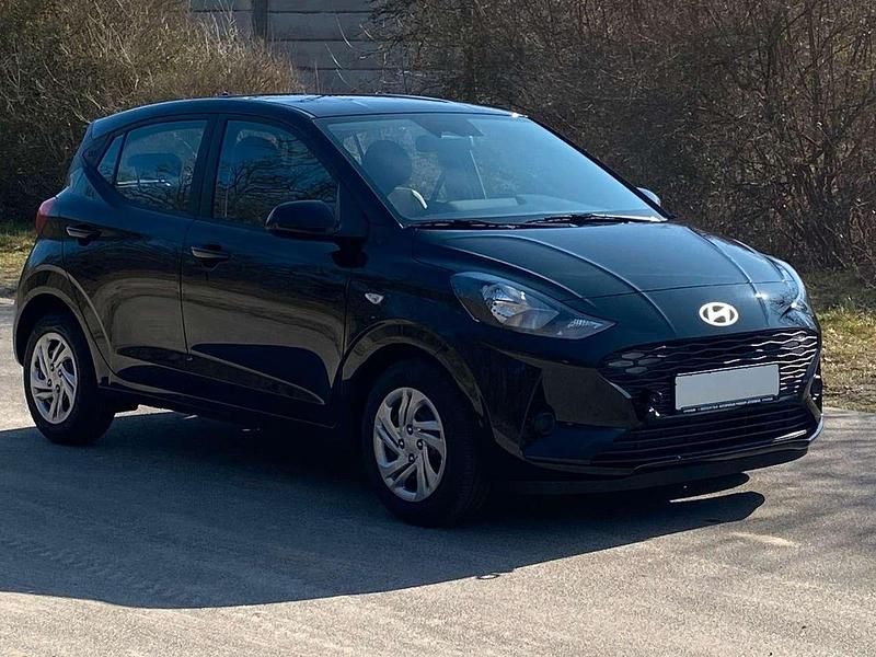 Gebraucht Hyundai i10 Select 63 PS (46 kW) 2024 Phantom black Kleinwagen
