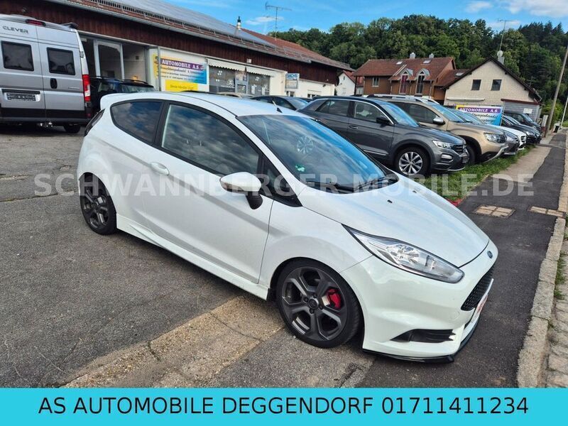 Weiß Gebraucht 2015 Ford Fiesta ST Kleinwagen | 9.999 € (Fairer Preis) - Bild 1/4