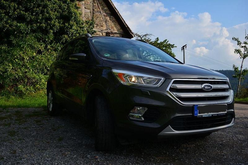 Grau Gebraucht 2016 Ford Kuga Titanium SUV | 17.600 € (Fairer Preis) - Bild 1/4