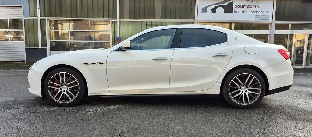 Gebraucht Maserati Ghibli 330 PS (242 kW) 2015 Weiß Limousine