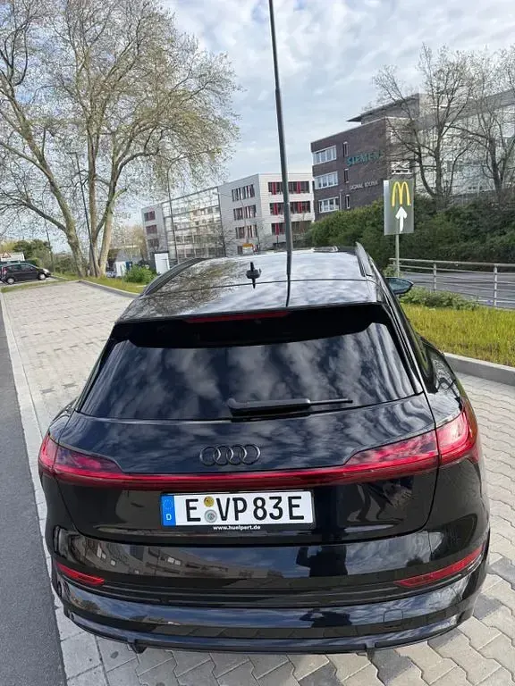 Używany Audi e-tron S-Line 300 kW (408 KM) 2022 Czarny SUV