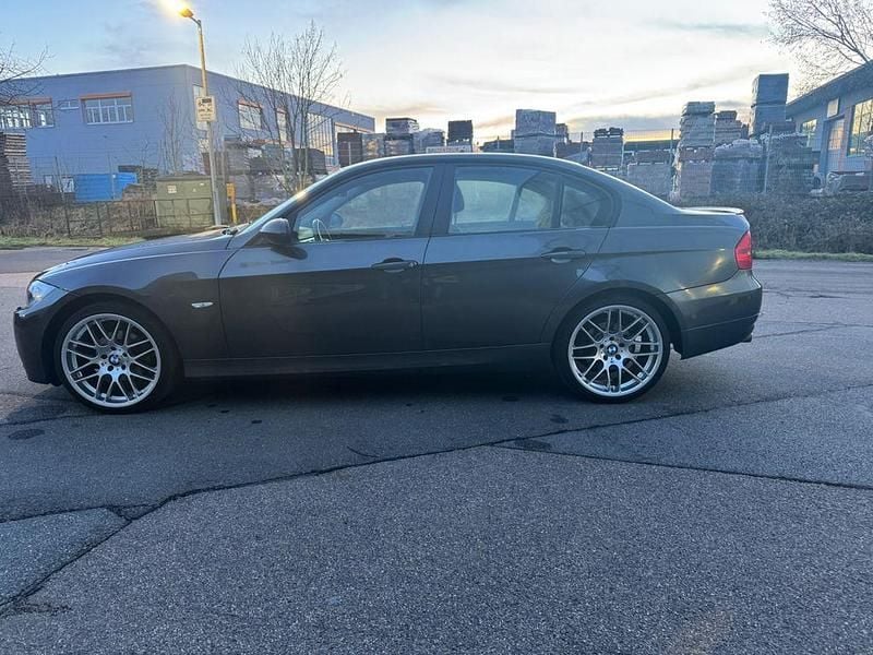 Gebraucht BMW 318 129 PS (94 kW) 2007 Grau Limousine