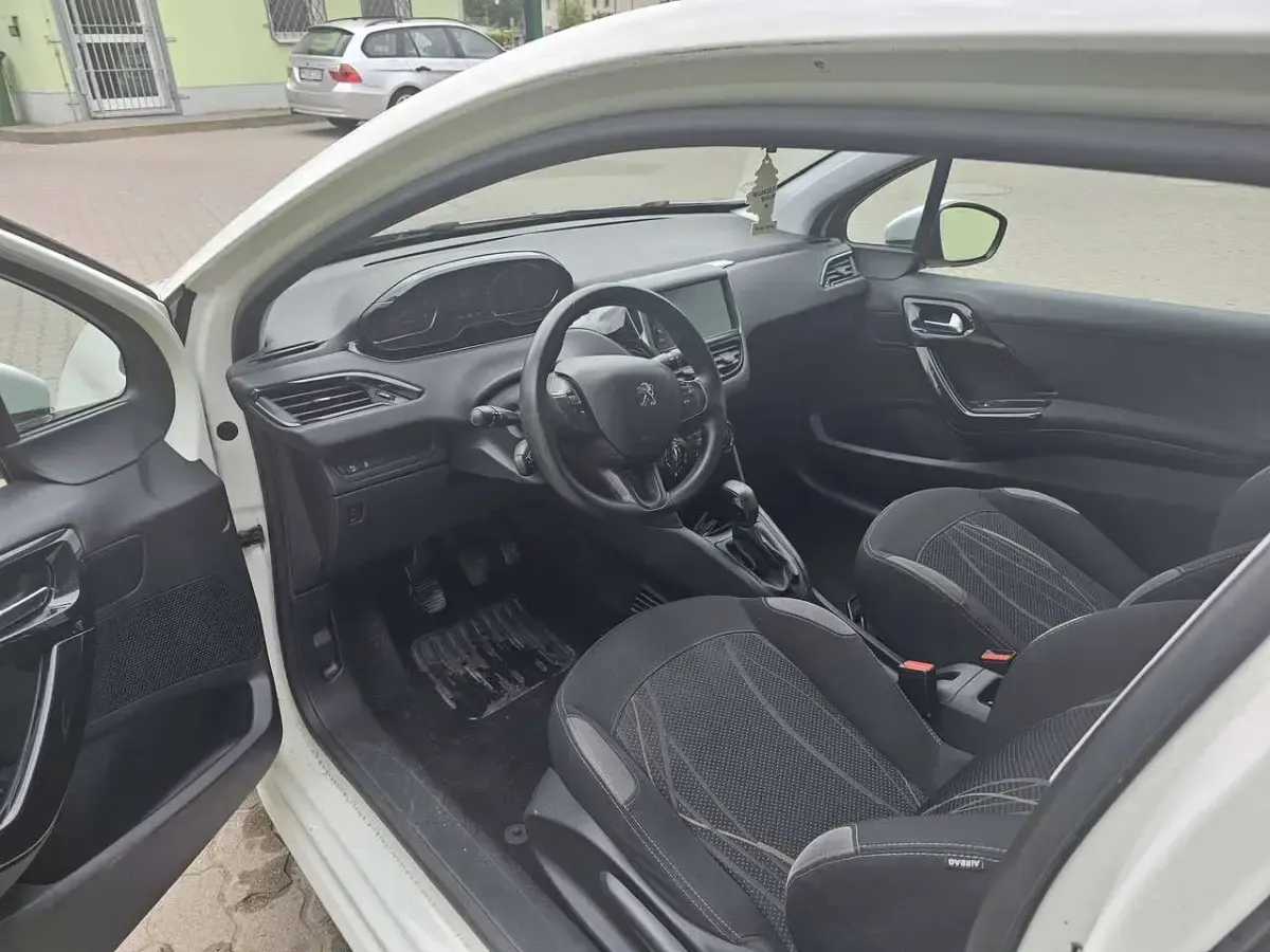 Gebraucht Peugeot 208 82 PS (60 kW) 2012 Weiß Kleinwagen