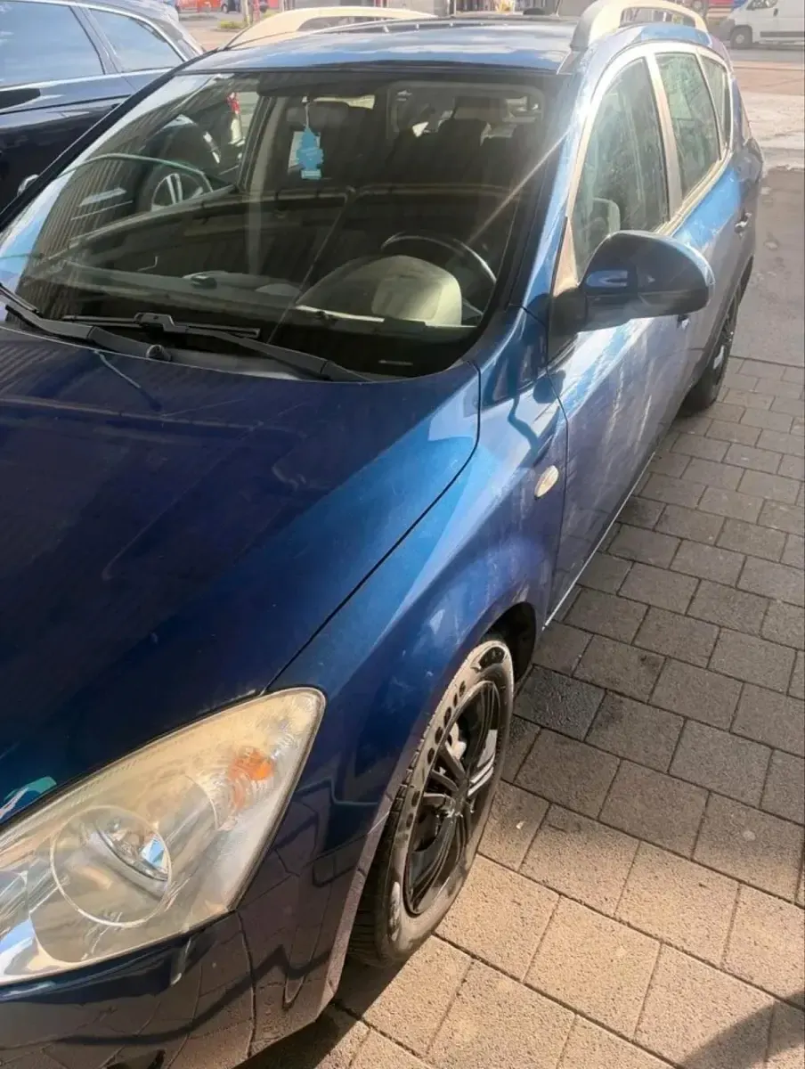 Używany Kia Ceed 90 KM (66 kW) 2008 Niebieski Hatchback