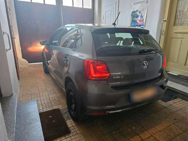 Usado VW Polo 75 HP (55 kW) 2015 Cinzento Citadino