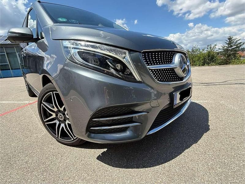 Grau Gebraucht 2019 Mercedes V300 AMG line Van / Kleinbus | 39.990 € (Etwas zu teuer) - Bild 1/4