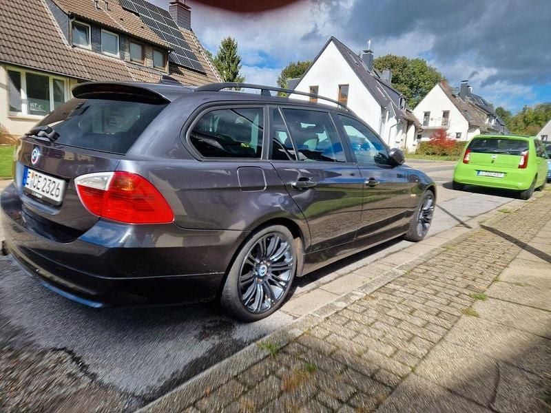 Grau Gebraucht 2006 BMW 320 Sport Line Kombi | 5.400 € (Fairer Preis) - Bild 1/4