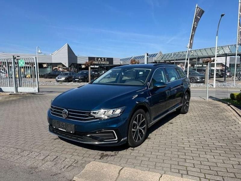 Gebraucht VW Passat 156 PS (114 kW) 2020 Aquamarinblau (metallic) Kombi