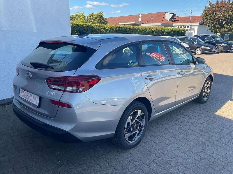 Neu Hyundai i30 Edition 101 PS (74 kW) 2025 Shimmeringsilver Kombi
