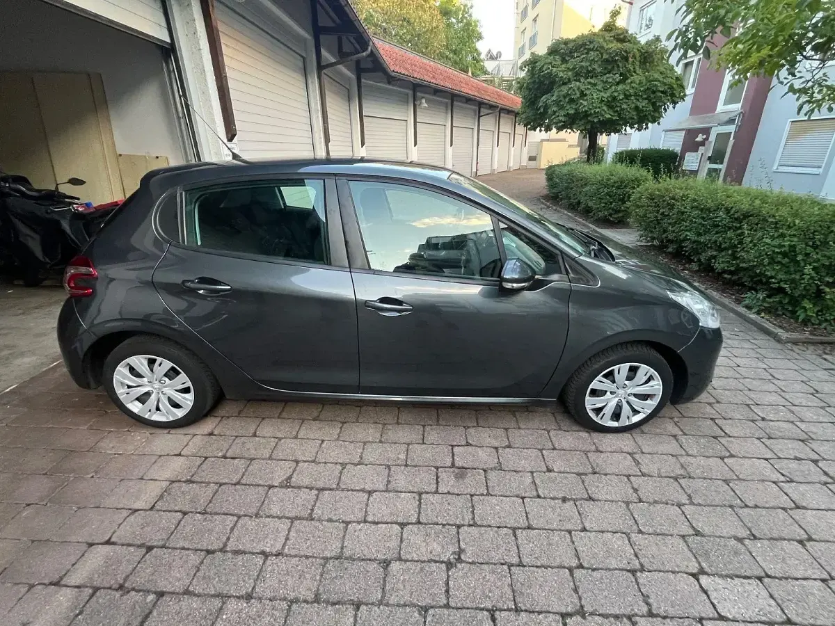 Gebraucht Peugeot 208 Active 82 PS (60 kW) 2014 Grau Kleinwagen