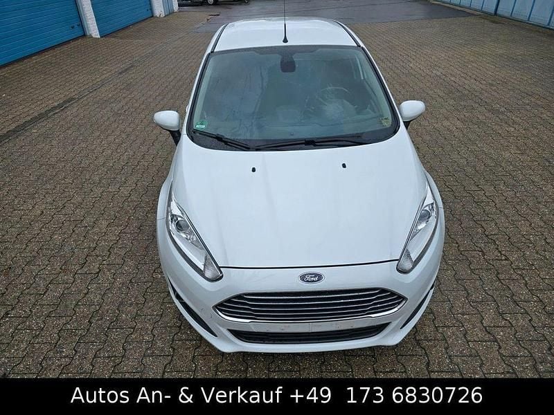 Weiß Gebraucht 2017 Ford Fiesta Titanium Kleinwagen | 8.300 € (Fairer Preis) - Bild 1/4