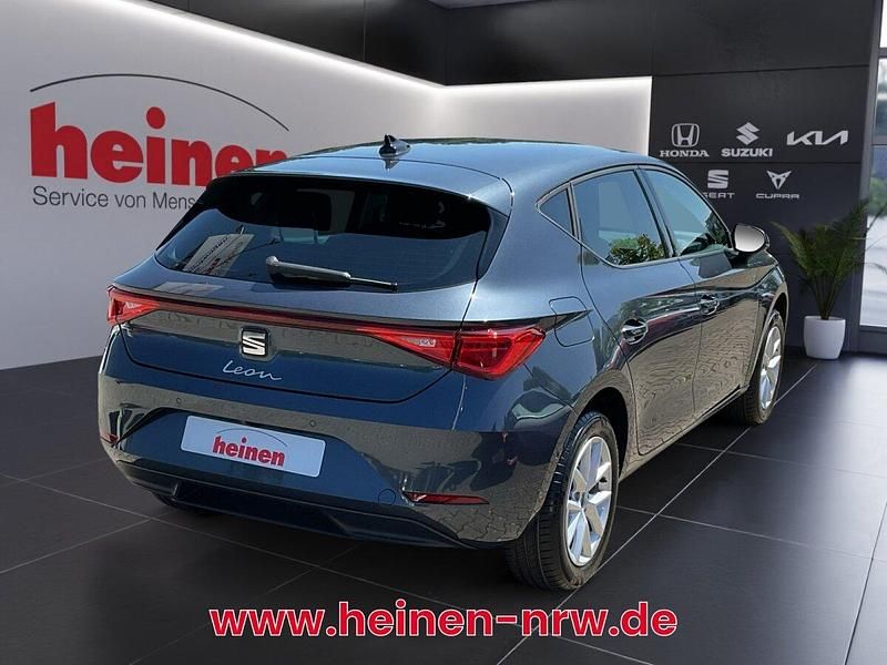 Neu Seat Leon 150 PS (110 kW) 2025 Grau Limousine