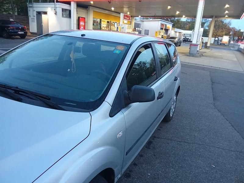 Grau Gebraucht 2005 Ford Focus Ghia Kombi | 999 € (Guter Preis) - Bild 1/4