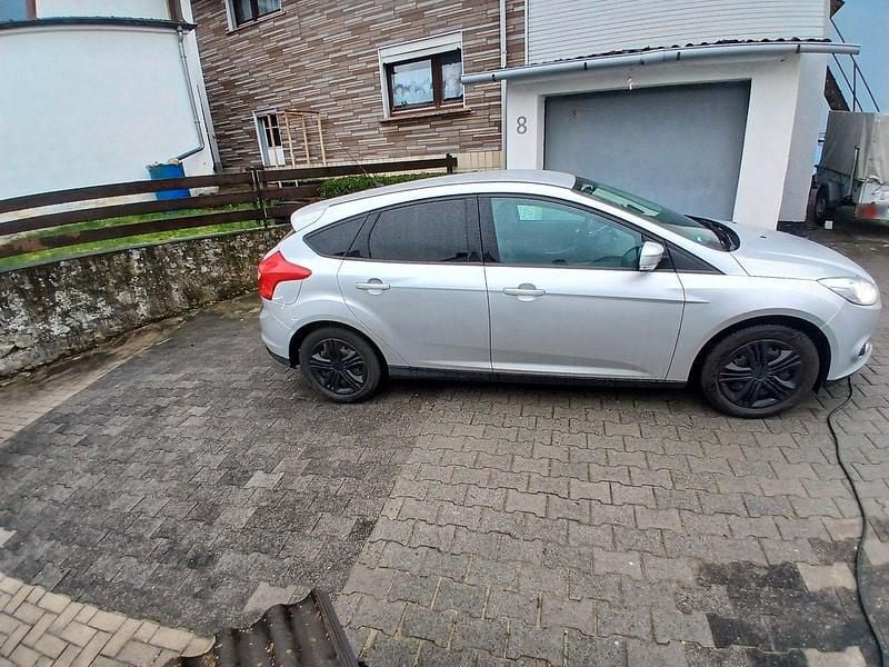 Gebraucht Ford Focus Trend 125 PS (91 kW) 2011 Silber Limousine