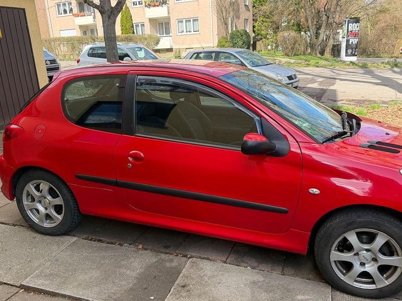 Gebraucht Peugeot 206+ 73 PS (53 kW) 2011 Rot Kleinwagen