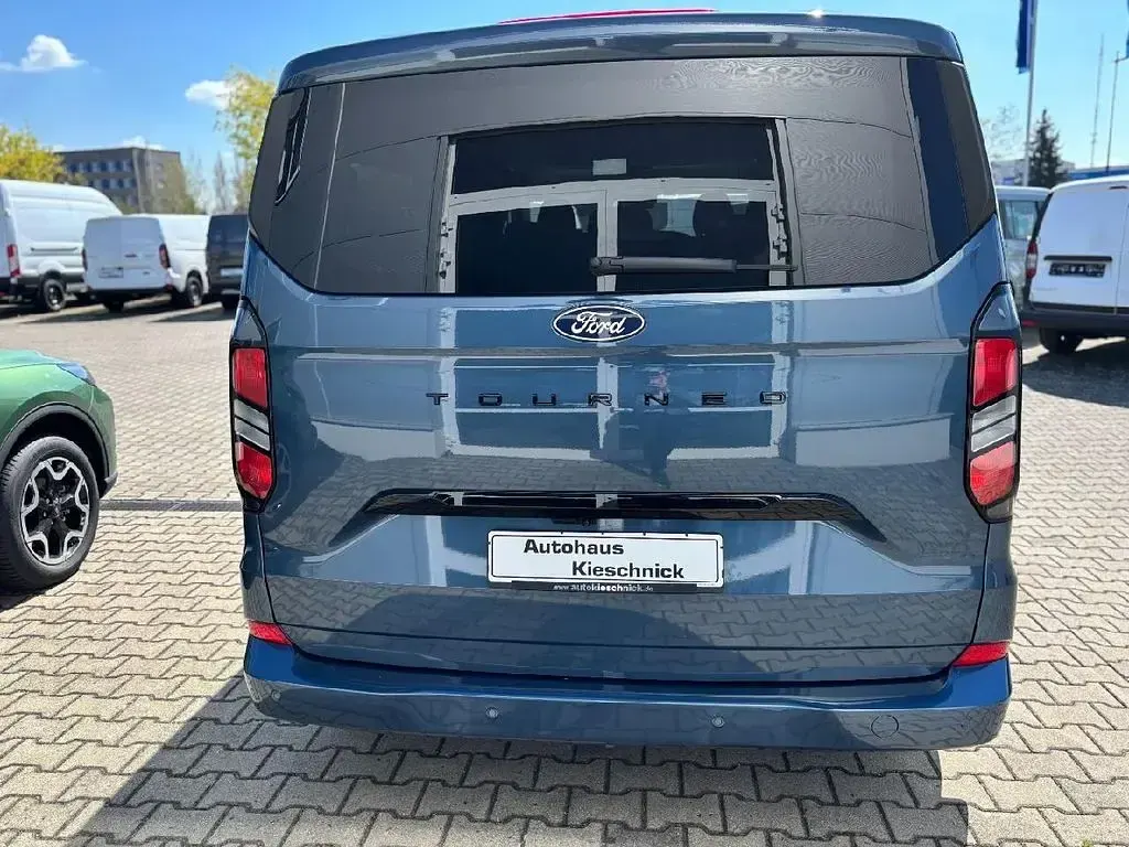 Gebraucht Ford Tourneo Titanium 150 PS (110 kW) 2025 Chromablaumetallic Van / Kleinbus