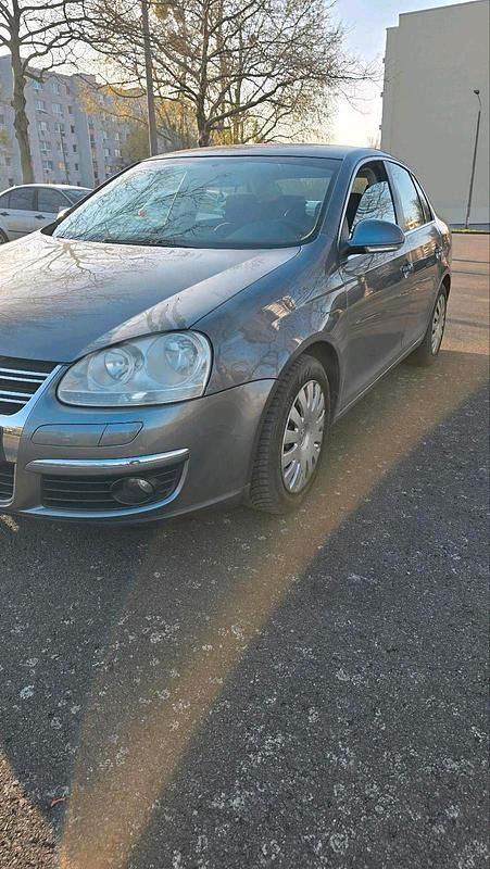 Second-hand VW Jetta 115 CP (84 kW) 2005 Gri Berlinǎ