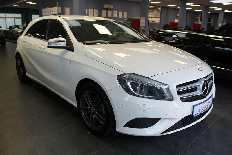 Weiß Gebraucht 2015 Mercedes A180 Urban Limousine | 12.980 € (Guter Preis) - Bild 1/4