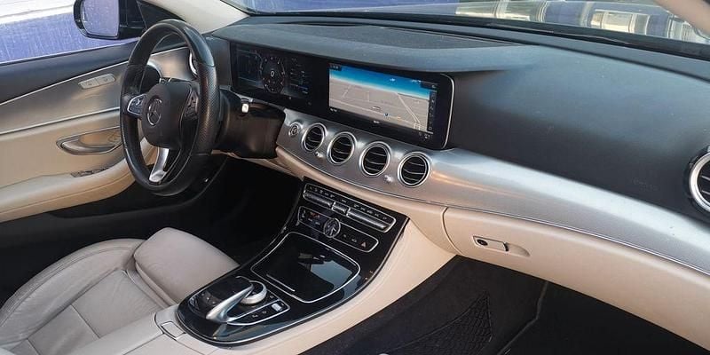 Gebraucht Mercedes E220 Avantgarde 194 PS (142 kW) 2018 Blau Limousine