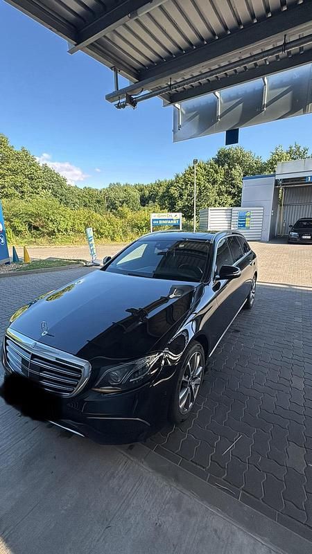 Schwarz Gebraucht 2018 Mercedes E220 Kombi | 19.500 € (Superpreis) - Bild 1/4