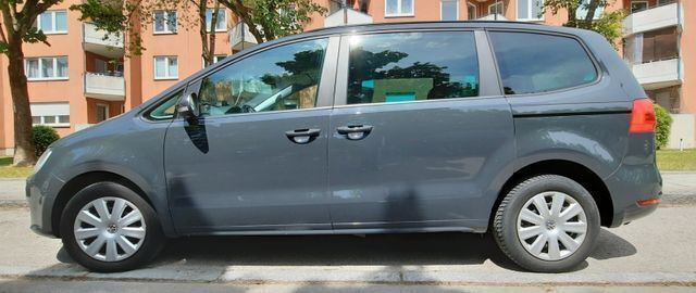 Grau Gebraucht 2014 VW Sharan Comfortline Van / Kleinbus | 13.970 € (Teuer) - Bild 1/4