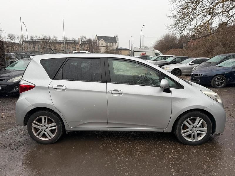 Gebraucht Toyota Verso-S 66 PS (48 kW) 2012 Silber Van / Kleinbus