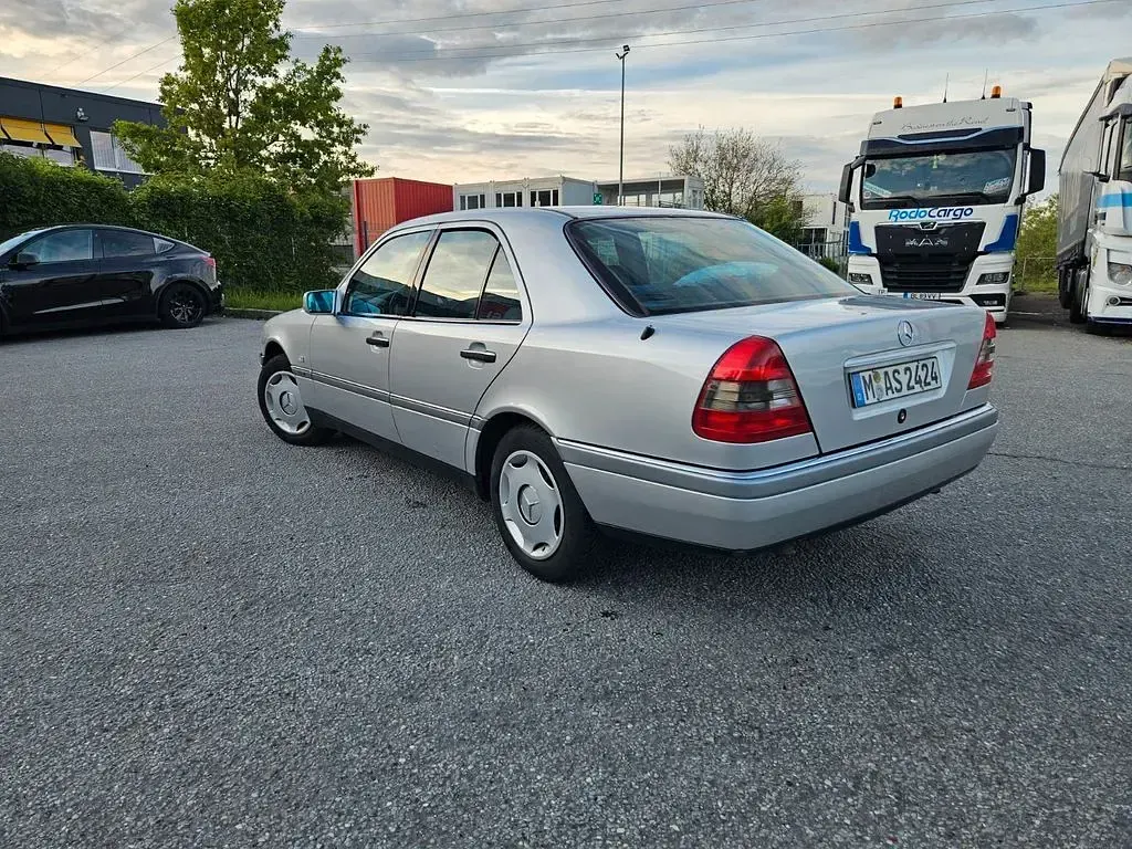 Gebraucht Mercedes C180 Elegance 122 PS (89 kW) 1996 Silber Limousine
