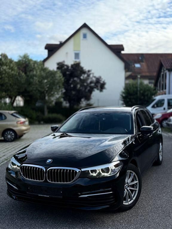 Schwarz Gebraucht 2018 BMW 520 Luxury Line Kombi | 18.500 € (Superpreis) - Bild 1/4