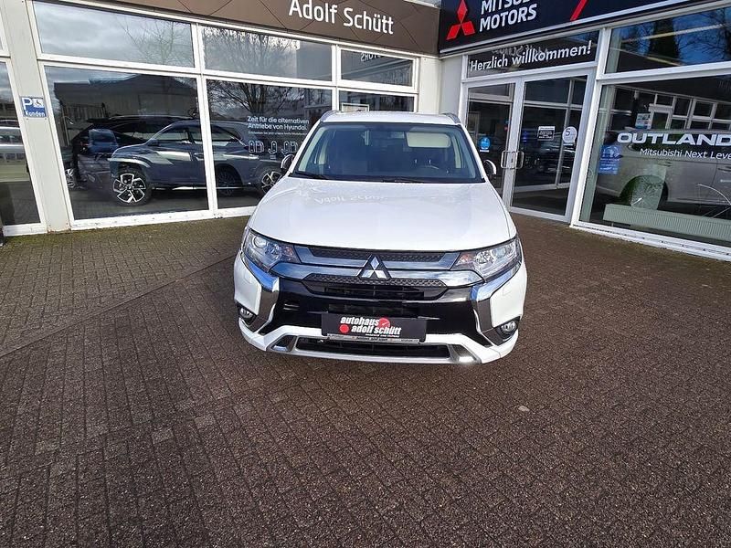 Gebraucht Mitsubishi Outlander P-HEV Basis 224 PS (164 kW) 2020 Andenweiß SUV