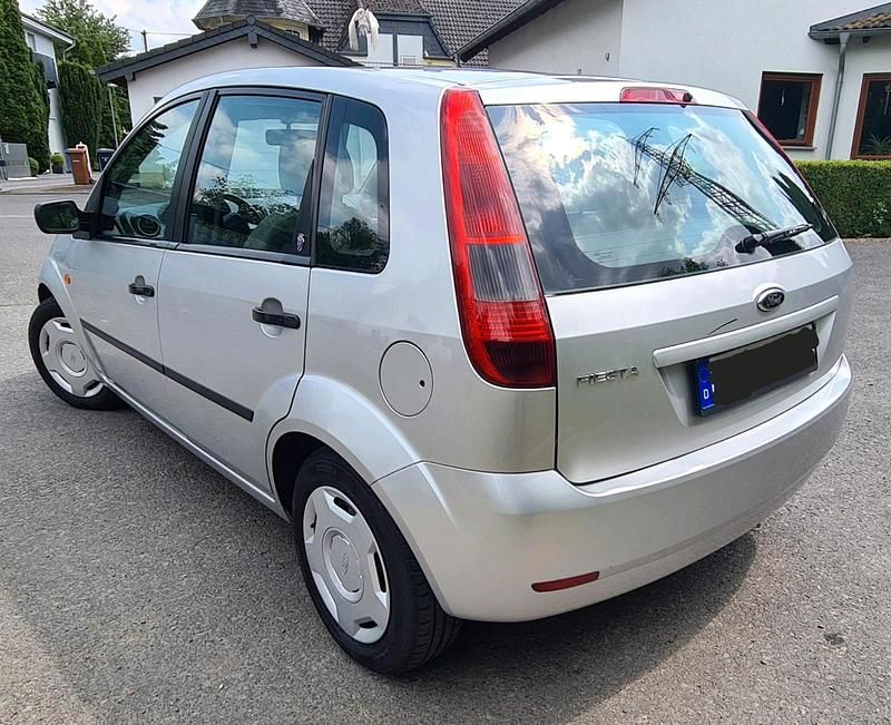 Gebraucht Ford Fiesta 80 PS (58 kW) 2002 Silber Limousine