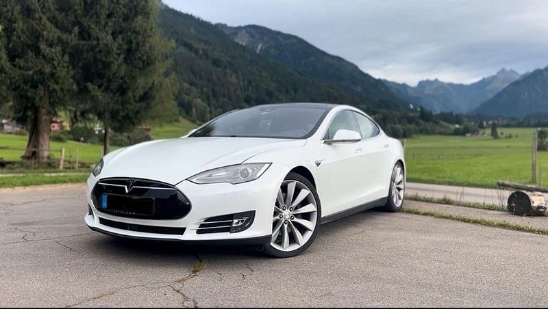 Weiß Gebraucht 2016 Tesla Model S Kleinwagen | 24.900 € (Fairer Preis) - Bild 1/4