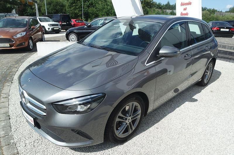 Grau Gebraucht 2019 Mercedes B220 Van / Kleinbus | 25.990 € (Fairer Preis) - Bild 1/4