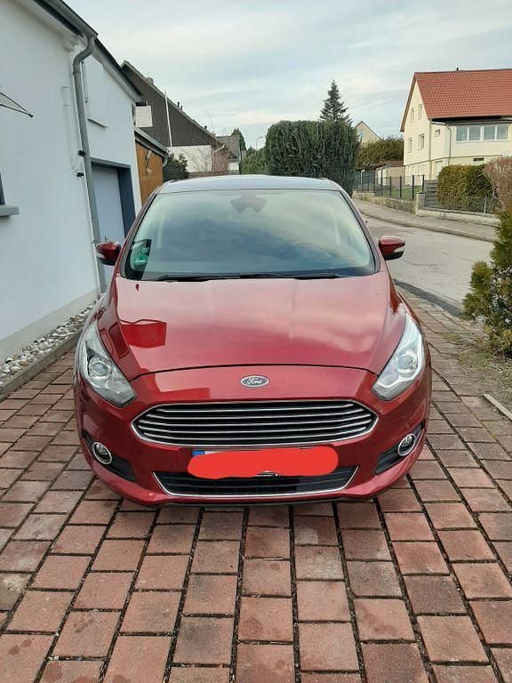 Rot Gebraucht 2018 Ford S-MAX Titanium Van / Kleinbus | 11.500 € (Superpreis) - Bild 1/4