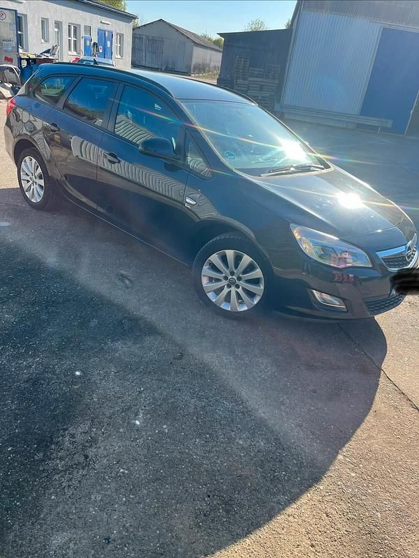 Używany Opel Astra 101 KM (74 kW) 2012 Czarny Kombi