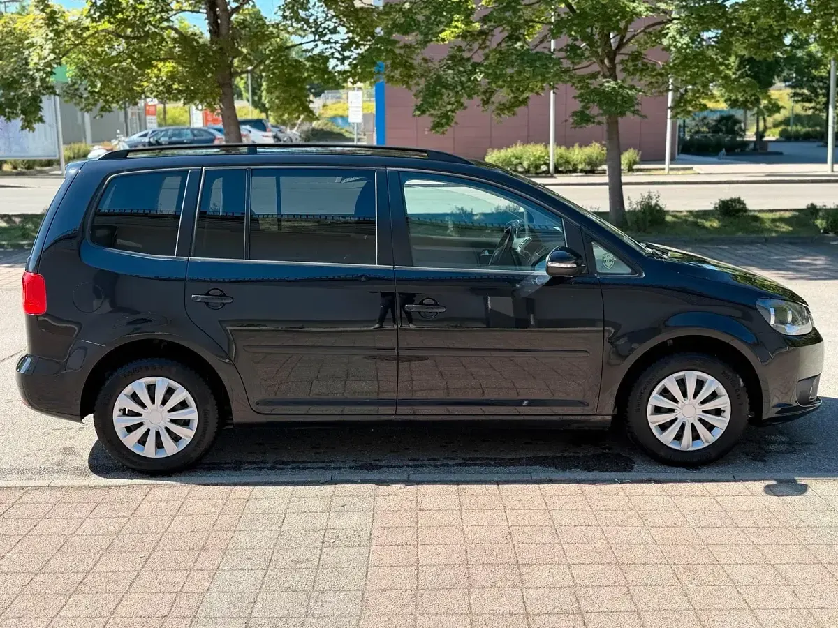 Gebraucht VW Touran 105 PS (77 kW) 2011 Schwarz Van / Kleinbus